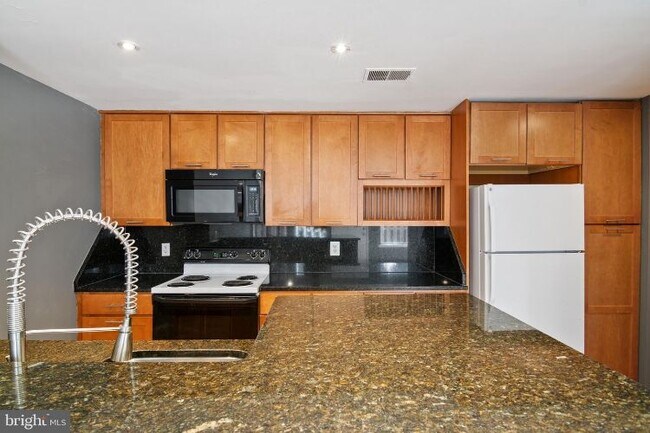 Building Photo - 4463 Pembrook Village Dr