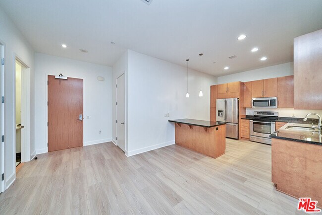 Building Photo - 3223 W 6th St