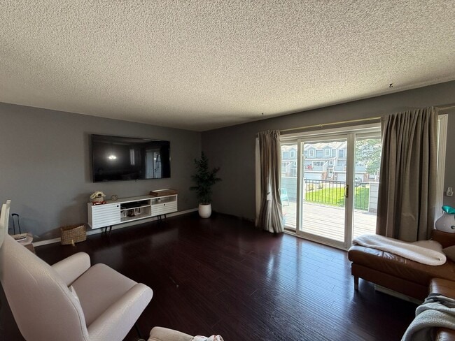 Building Photo - Updated 2 Bed, 2.5 Bath Apple Valley Townh...