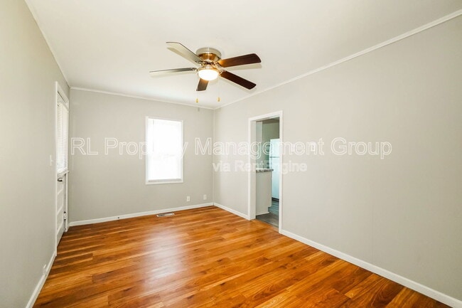 Building Photo - 848 E Chestnut St