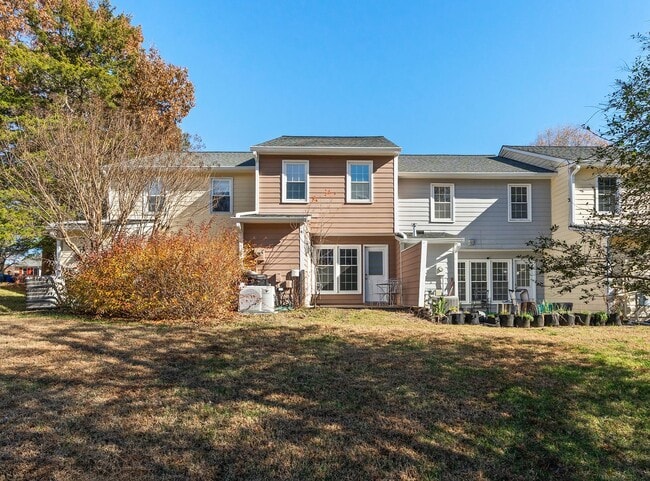 Building Photo - Close to UNC - 2 bedroom available now!