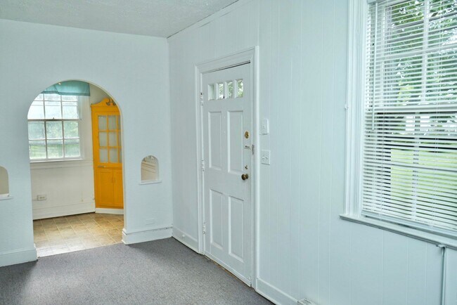 Building Photo - 2321 Fontaine Ave Ext