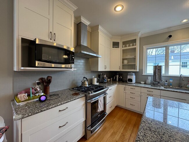 Building Photo - Waltham 3 bed 2.5 Bath