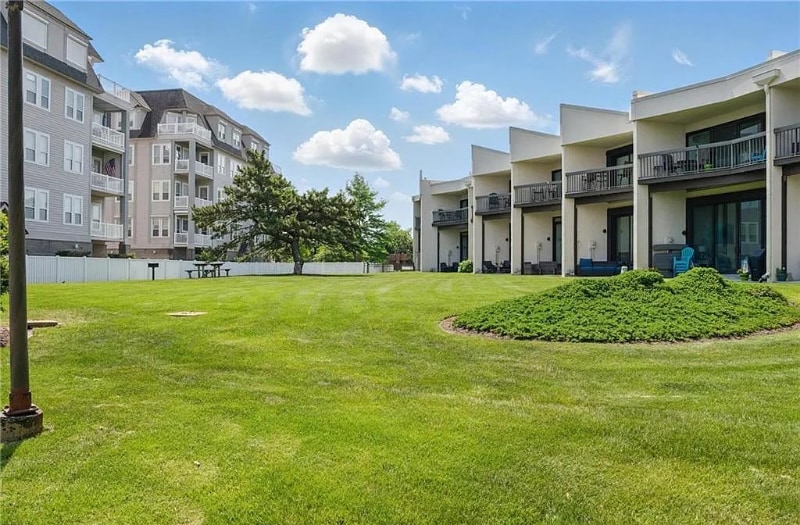 Building Photo - 2830 Shore Dr