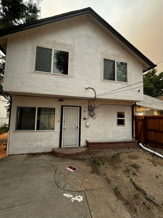 Building Photo - 1428 E Orman Ave