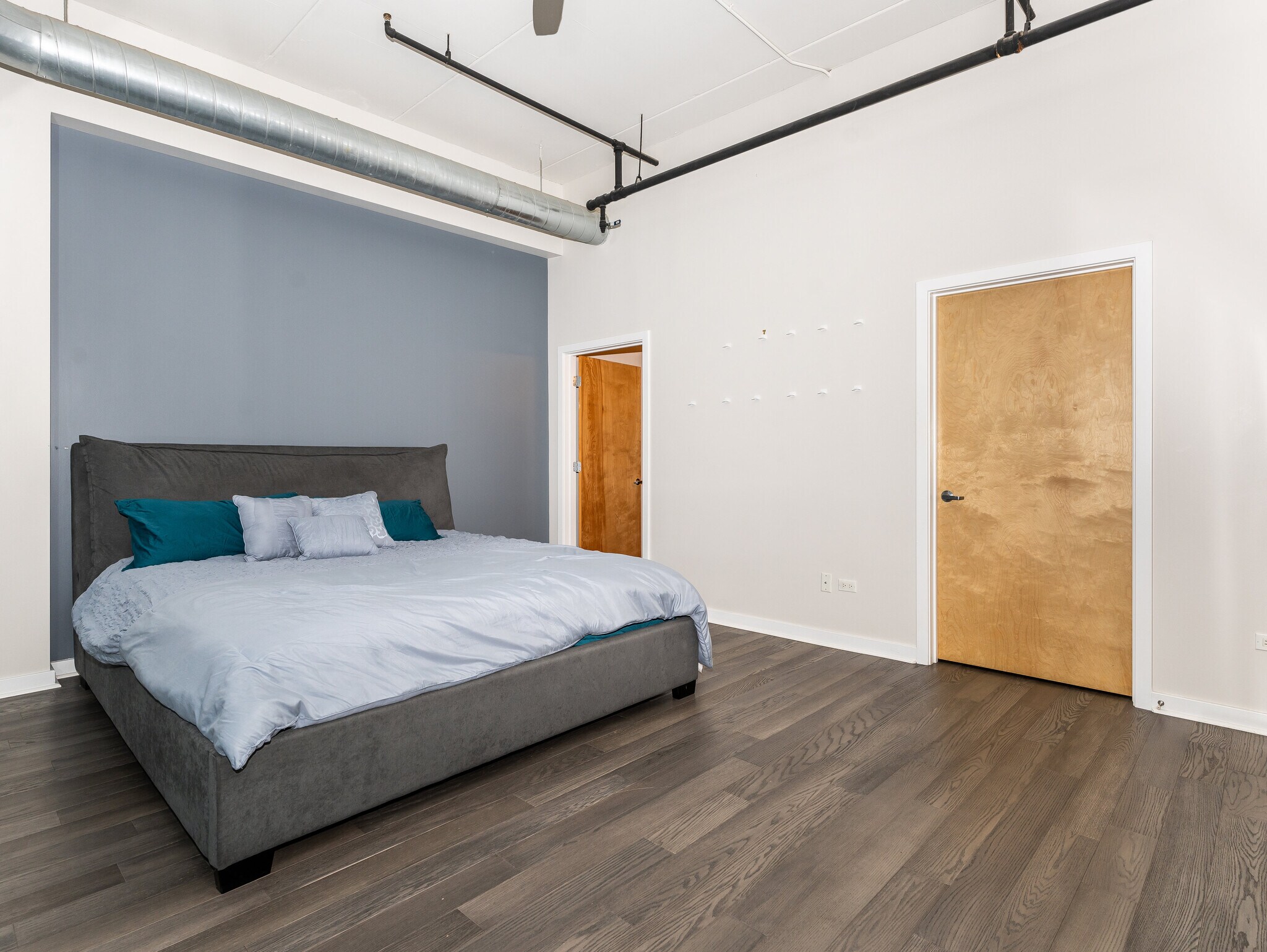 Building Photo - 1224 W Van Buren St
