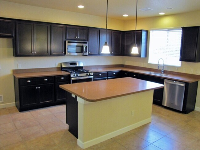 Building Photo - 5BR/2.5BA/3CG, 2808 sq.ft. home in Reflections at Valiente subdivision, Sierra Vista, AZ