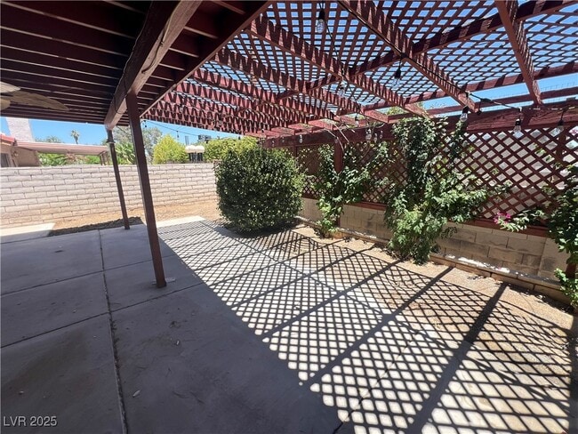 Building Photo - 5242 Dickens Dr