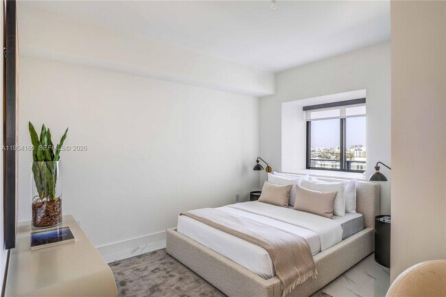 Building Photo - 700 NE 24th St