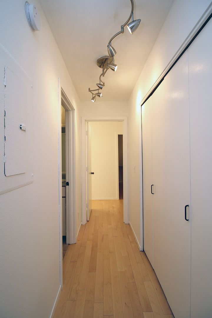 Building Photo - 1710 S Harbor Way