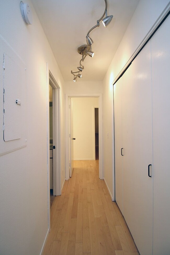 Building Photo - 1710 S Harbor Way