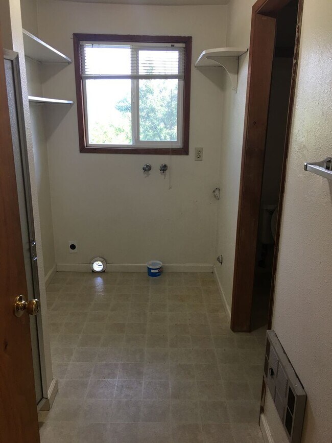 Building Photo - ch/lo06