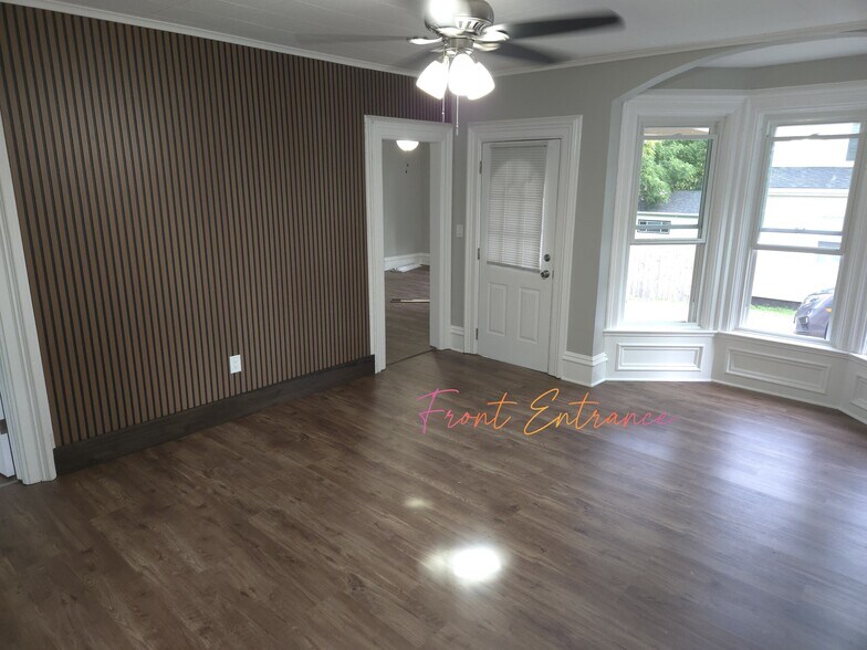 Building Photo - 10906 N Woodstock St