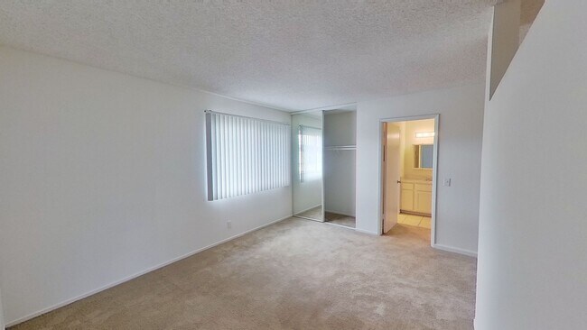 Building Photo - 583 N Tustin Ave