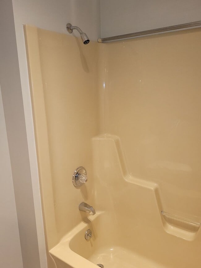 Building Photo - Country Club Villas-2 Bedroom 2 Bath Condo