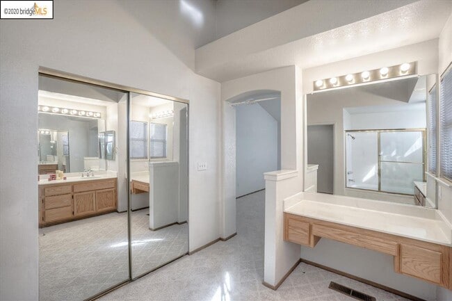 Building Photo - 4973 Ridgeview Dr