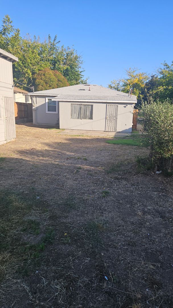 Building Photo - Two Bed One Bath Home with Shed and large backyard and large Driveway.