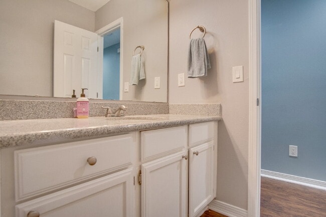 Building Photo - Updated 3BD/2BA Home on Quiet Cul-de-Sac w...