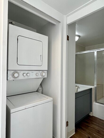 Washer/Dryer - 500 University Ave