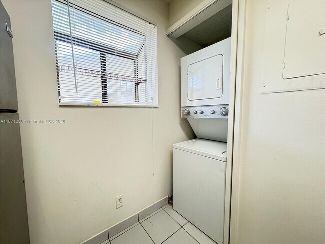 Building Photo - 704 Gardens Dr