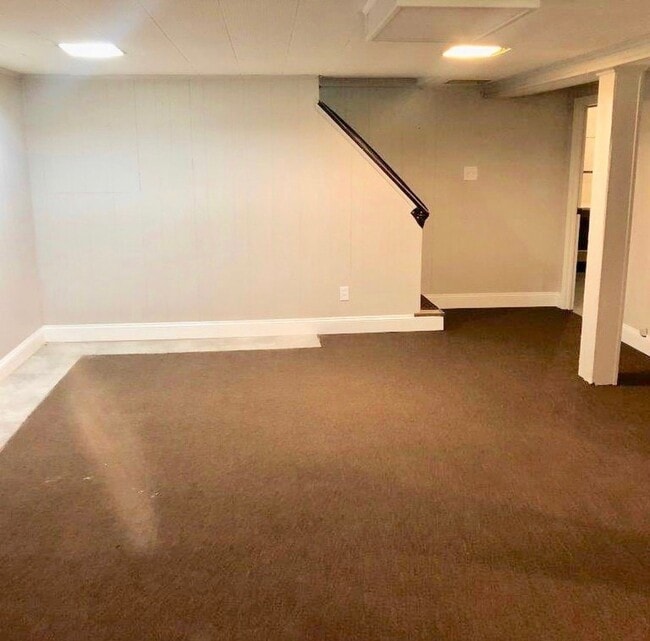 Building Photo - Rancher Style Single Family Home