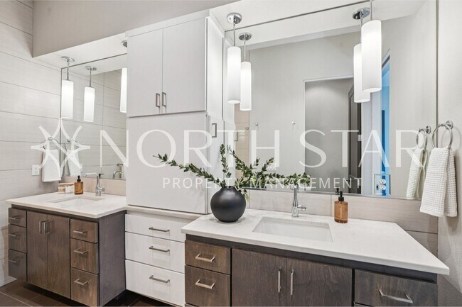 Building Photo - Luxury Living in the Heart of Lake Oswego: Stylish 3-Story Townhouse