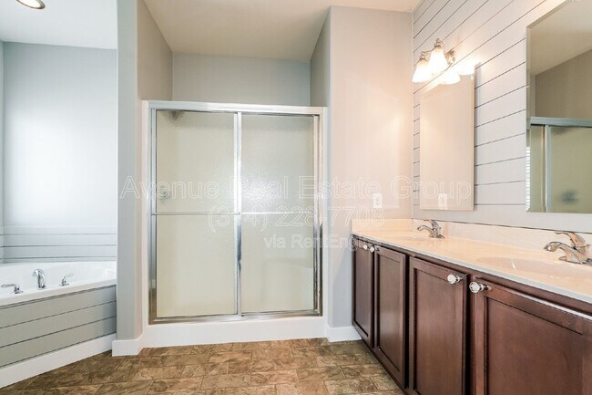 Building Photo - 730 Sunset Ln