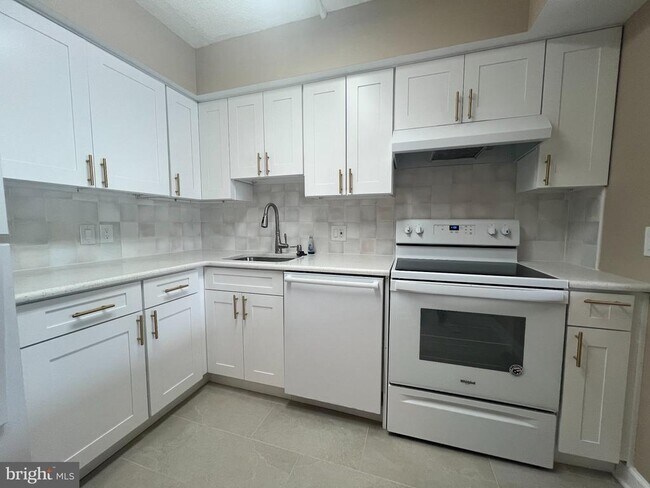 Building Photo - 2921 N Leisure World Blvd