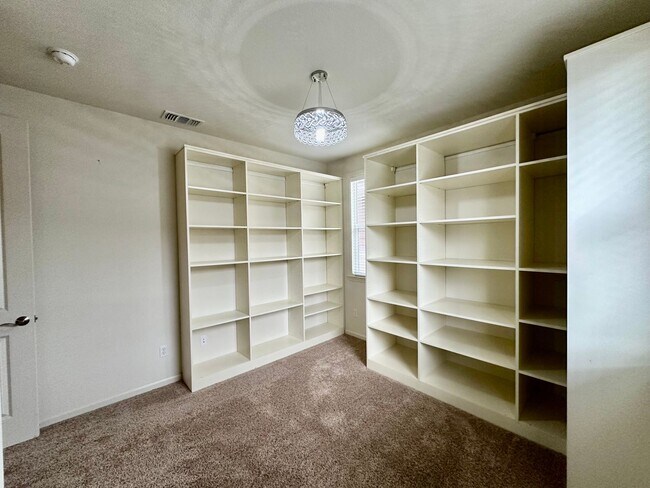 Building Photo - Large 4 Bedroom House in Hiddenbrook Commu...