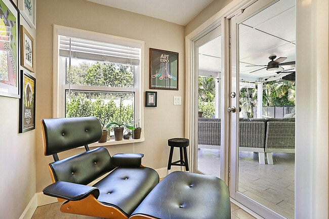 Building Photo - 711 NW 7th Dr