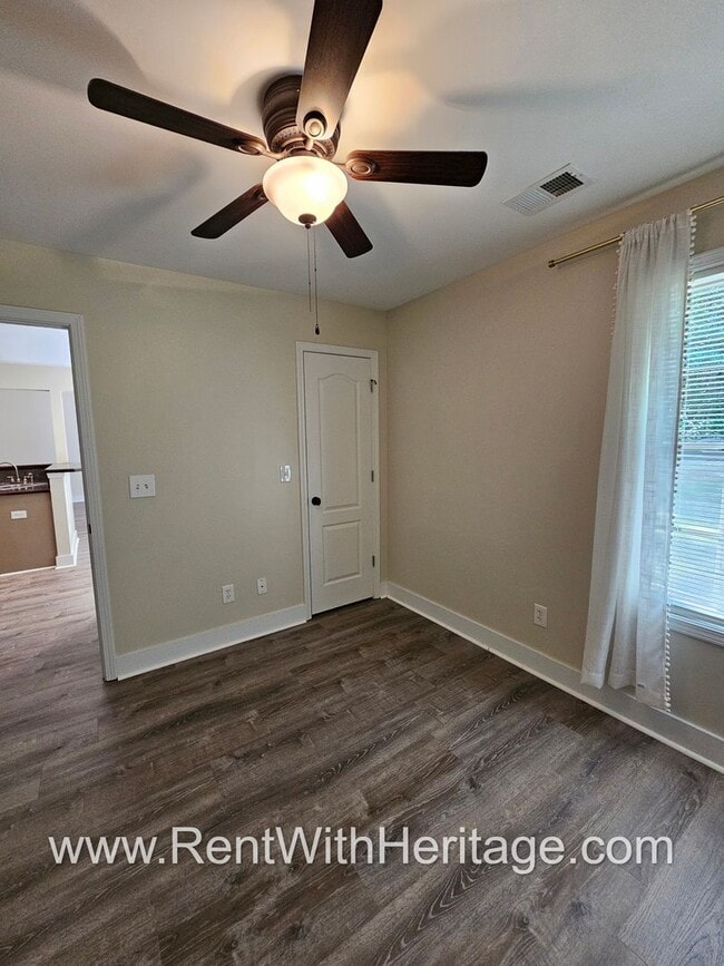 Building Photo - Amazing 4 Bedroom/ 3 Bath Home / Attention...