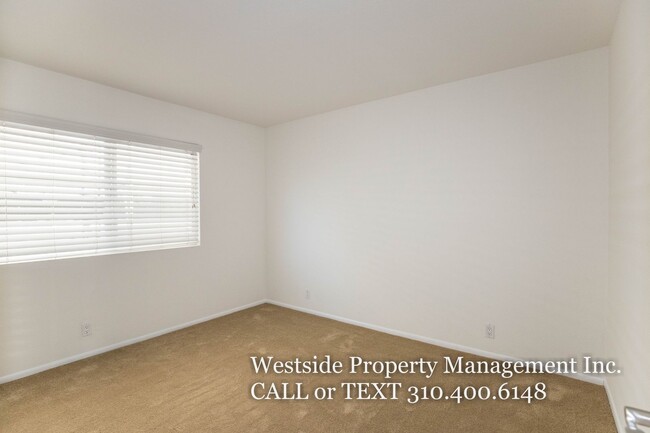 Building Photo - Bright Corner Condo 2+2 - Trendy Mar Vista...