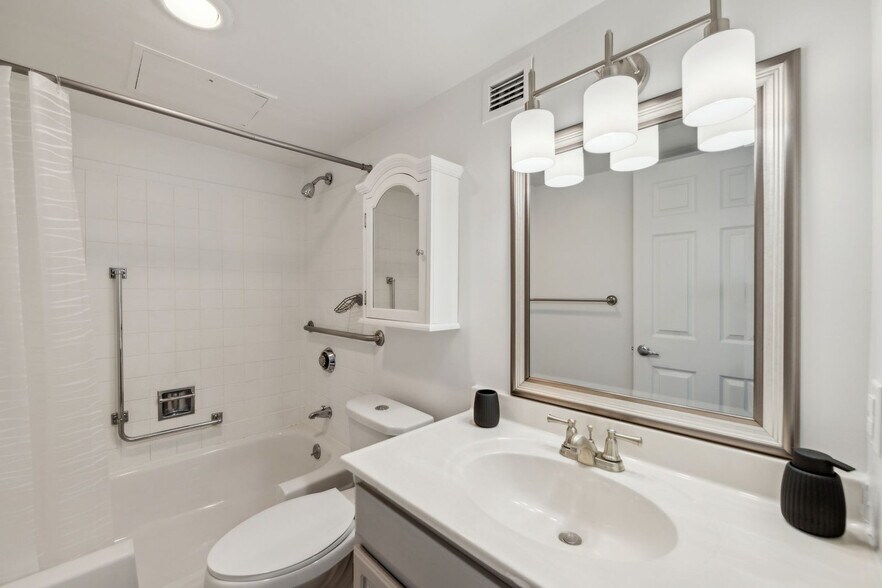 Building Photo - 1711 Bellevue Ave