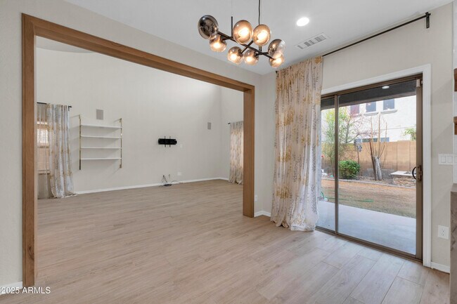 Building Photo - 2040 W Kathleen Rd