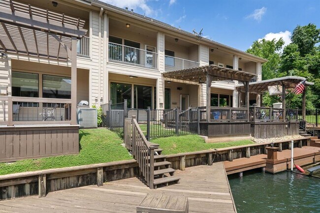 Building Photo - 360 Old Aqua Landing W