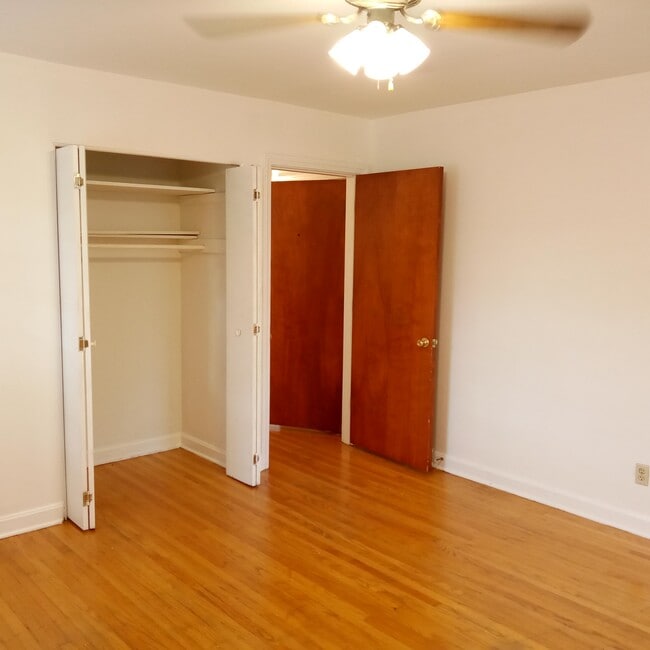 Bedroom w/Ceiling Fan & Double Closet - 319 Ridgedale Rd
