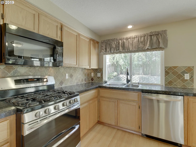 Building Photo - 16067 SW Dewberry Ln