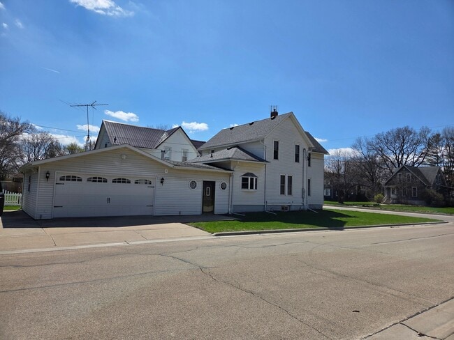 Building Photo - 1212 1st Ave