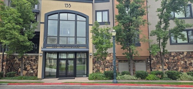 Building Photo - Fully Furnished 3 Bed 2 Bath in Provo