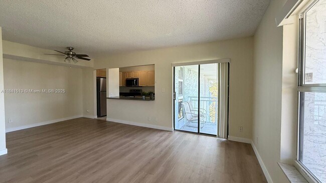 Building Photo - 605 S Pine Island Rd