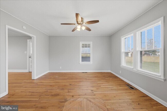 Building Photo - Available NOW! Adorable 4 Bed, 2 Bath Home for $2,600./month