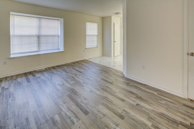 Building Photo - End Unit in New Castle -Showing Sunday 8/1...