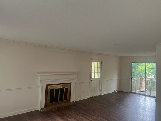 Building Photo - Charming 4-Bedroom, 2-Bath Home with Spaci...