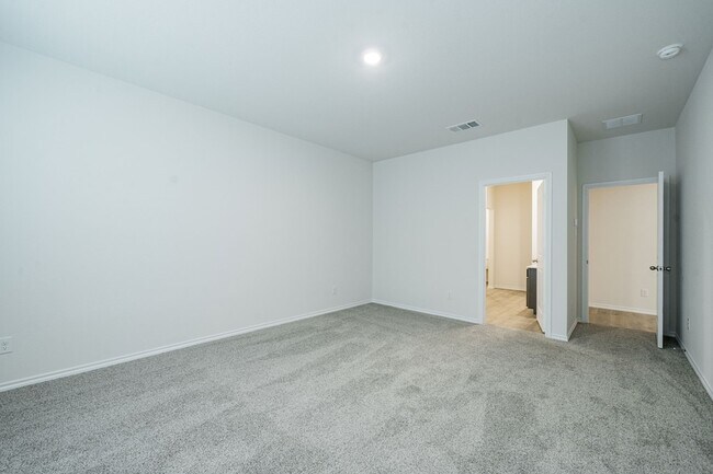 Building Photo - 2126 Thornton Dr