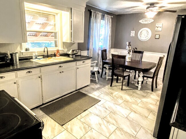 Building Photo - 2925 Center St