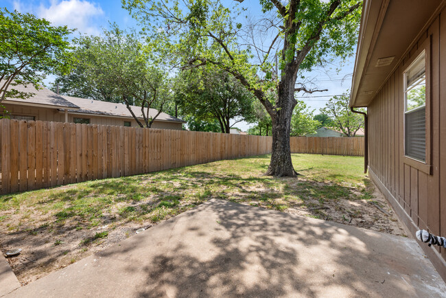 Building Photo - 4136 Willow Oak St