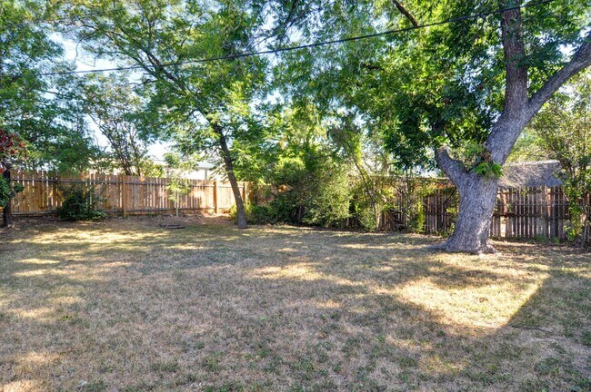 Building Photo - 3 bed 2 bath