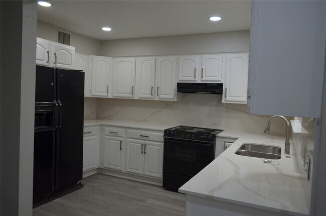 Building Photo - 12203 Wild Pine Dr