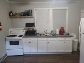 Building Photo - 411 W Taft St