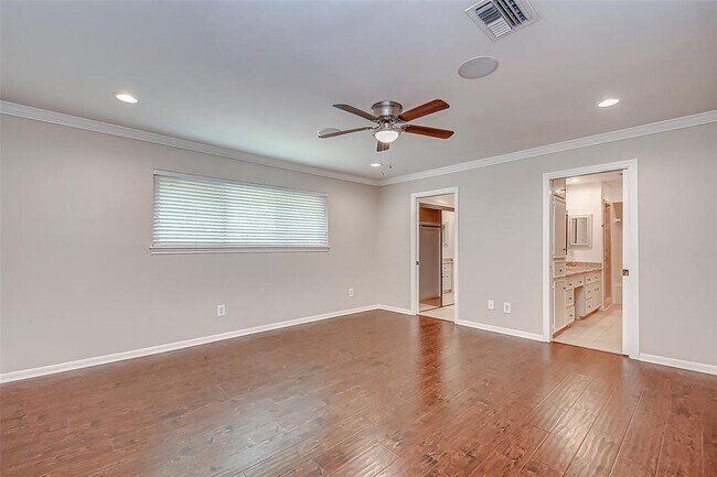 Building Photo - 201 Vanderpool Ln